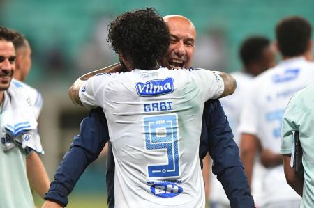 O abraço entre Gabigol e Leonardo Jardim após Bahia 1 x 2 Cruzeiro