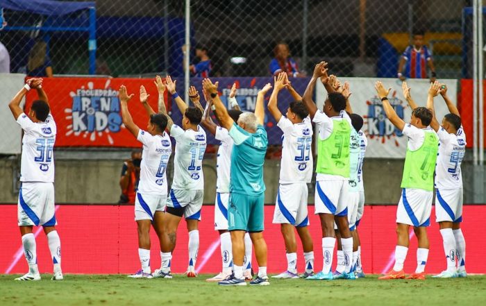 Jogadores do Cruzeiro celebram vitória sobre o Bahia na Fonte Nova Jogadores do Cruzeiro celebram vitória sobre o Bahia na Fonte Nova