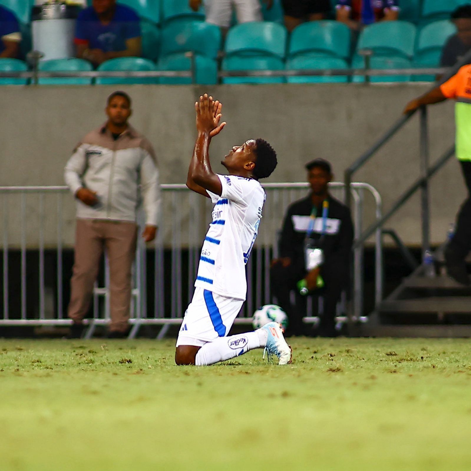 Sinisterra interrompe jejum de mais de um ano com gol pelo Cruzeiro: 'Só Deus sabe'