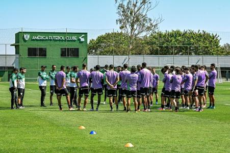 Jogadores do América em treinamento no CT Lanna Drummond