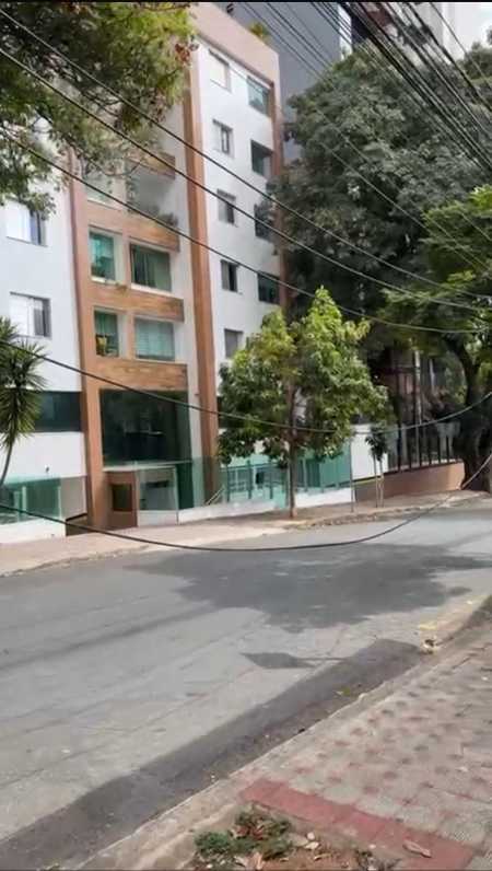 Professores e alunos têm medo dos fios soltos perto da escola