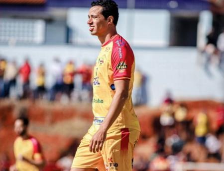 Leandro Damião, ex-Cruzeiro, em jogo pelo Vila Helena