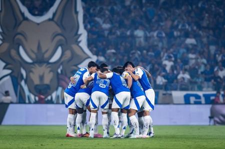 Jogadores do Cruzeiro reunidos antes de jogo contra o Atlético pela Copa do Brasil