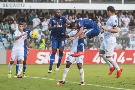 Lucas fez gol contra na derrota do Cruzeiro para o Santos no Campeonato Brasileiro de 2016