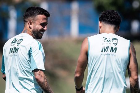 Matheus Henrique e William durante treino do Cruzeiro na Toca da Raposa II
