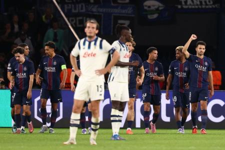 Jogadores de Atalanta e PSG em partida pela Champions League