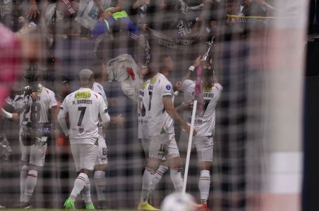 Dayro Moreno e companheiros comemoram gol do Once Caldas