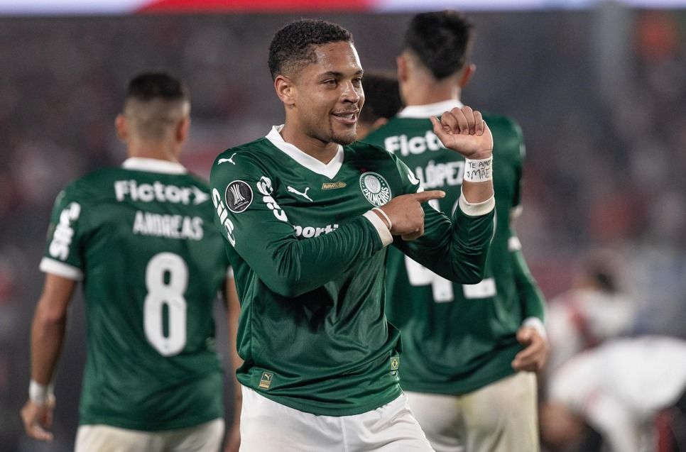 Vitor Roque celebra vitória do Palmeiras sobre o River e faz análise: 'Espetacular'