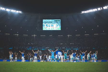 Jogadores e torcedores do Cruzeiro fazem festa no Mineirão após vitória