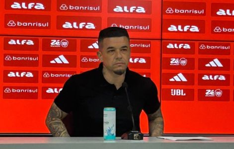 D'Alessandro na sala de imprensa do CT Parque Gigante, em Porto Alegre