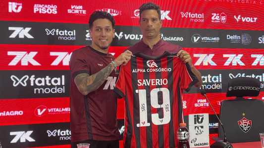Kike Saverio posa com a camisa do Vitória ao lado de Gustavo Vieira, diretor de futebol do Vitória