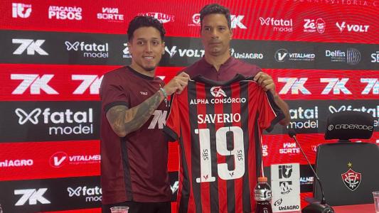 Kike Saverio posa com a camisa do Vitória ao lado de Gustavo Vieira, diretor de futebol do Vitória