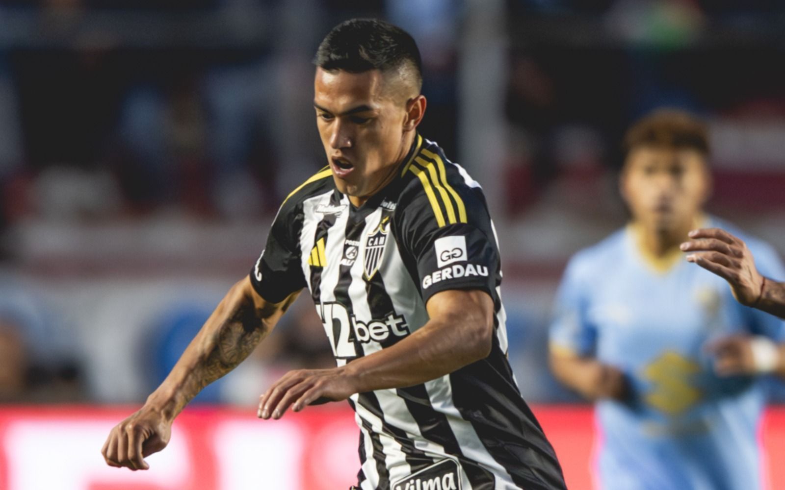 Atlético divulga cronograma especial para Cuello após grave lesão