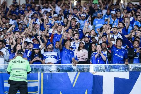 Torcida do Cruzeiro durante jogo contra o Flamengo no Maracanã