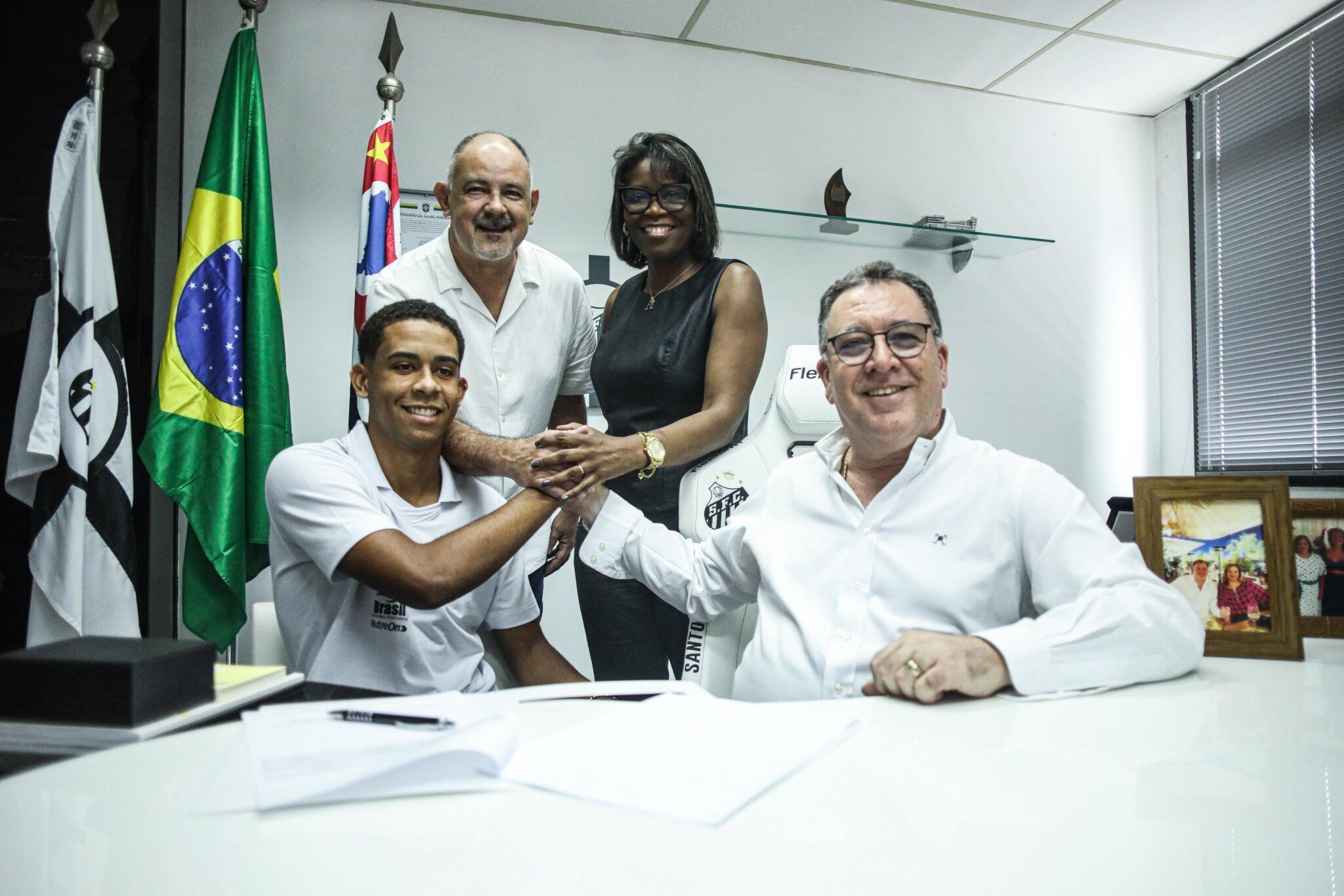 Santos renova contrato de promessa da zaga; veja detalhes