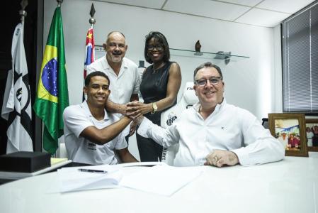 João Alencar renovou seu contrato com o Santos