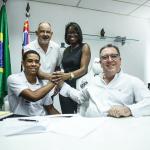 Santos renova contrato de promessa da zaga; veja detalhes