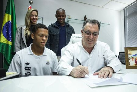 David Nogueira assinou seu primeiro contrato profissional com o Santos