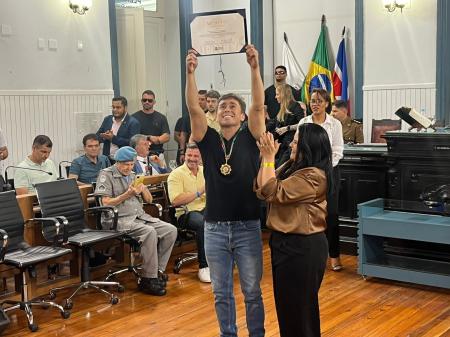Nikolas Ferreira foi homenageado como cidadão honorário de Juiz de Fora