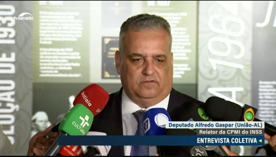 Relator da CPMI do INSS: 'Só falta o depoente urinar em cima da mesa'