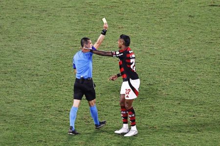 Bruno Henrique reclamou da arbitragem após a vitória do Flamengo diante do Estudiantes, nesta quinta-feira (18)