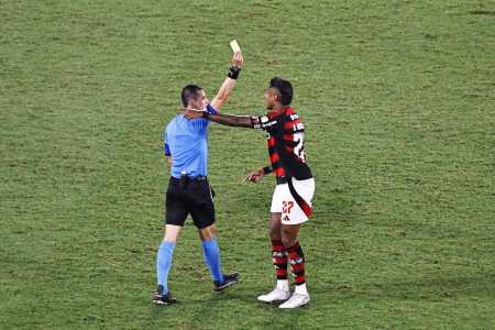 Bruno Henrique reclamou da arbitragem após a vitória do Flamengo diante do Estudiantes, nesta quinta-feira (18)