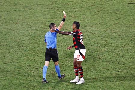 Bruno Henrique reclamou da arbitragem após a vitória do Flamengo diante do Estudiantes, nesta quinta-feira (18)