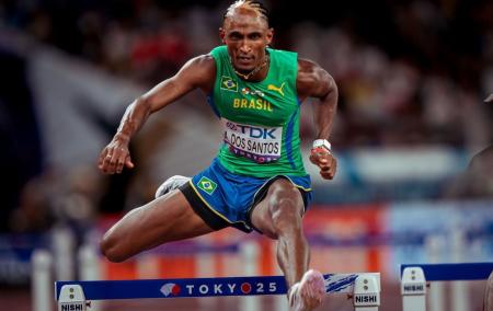 Alison dos Santos na disputa do Mundial de Atletismo em Tóquio, no Japão