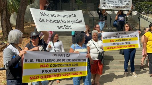 manifestação pais e responsáveis contra mudanças escolas municipais BH