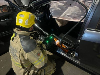 Bombeiro trabalha na retidada de vítima do acidente