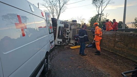 Motorista de caminhão de melancias é socorrido pelos Bombeiros
