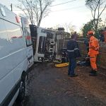 Caminhão de melancias bate em mureta, tomba e deixa motorista ferido, no Sul de Minas