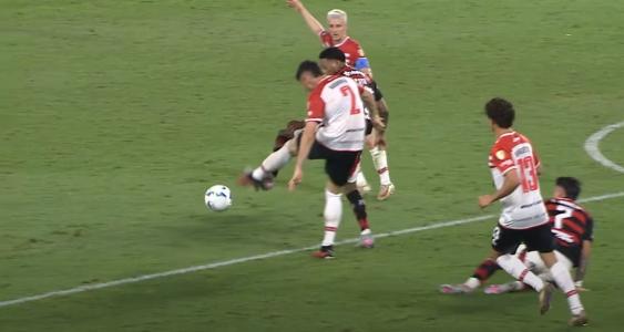 Lance entre Gonzalo Plata (Flamengo) e Facundo Rodríguez (Estudiantes)