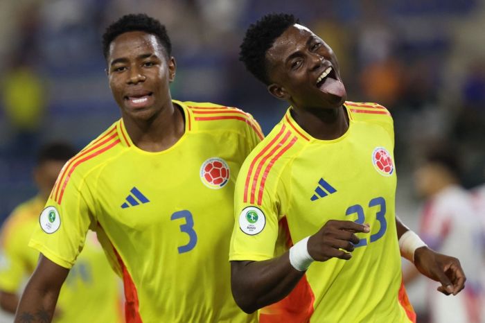 Néiser Villarreal (dir) em partida pela Colômbia sub-20