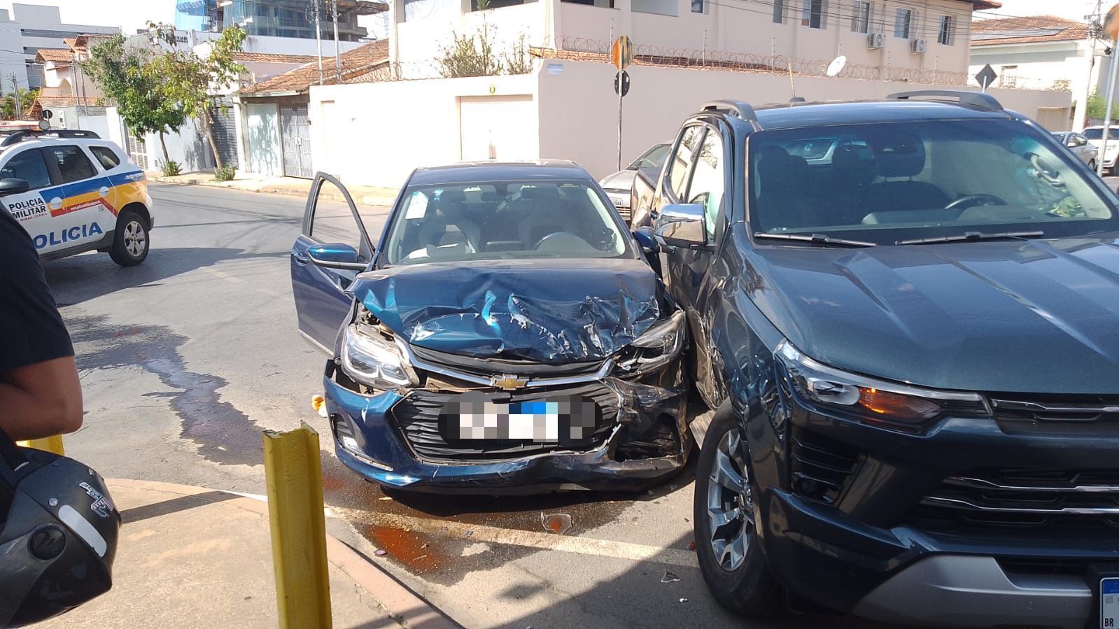 Quatro pessoas ficam feridas em colisão entre carro e caminhonete em Montes Claros