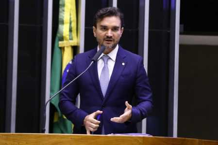 O ministro do Turismo Celso Sabino se reúne com Lula para decidir seu futuro no cargo