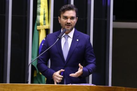 O ministro do Turismo Celso Sabino se reúne com Lula para decidir seu futuro no cargo