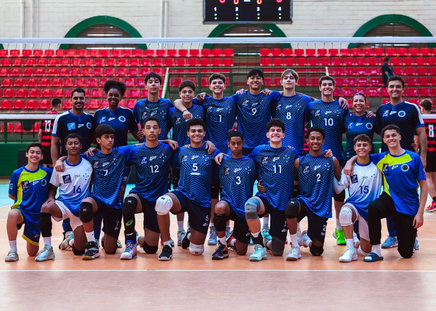 Vôlei: atletas do Cruzeiro fazem campanha de arrecadação para disputar torneio de base