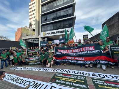 Servidores e entidades fazem protesto em apoio à Operação Rejeito em frente ao prédio da Polícia Federal na avenida Raja Gabaglia, em BH
