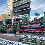 Servidores e entidades fazem protesto em apoio à Operação Rejeito em frente à PF