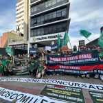 Servidores e entidades fazem protesto em apoio à Operação Rejeito em frente à PF
