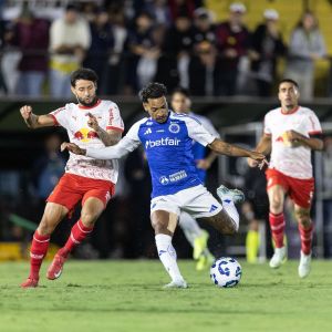 Matheus Pereira (dir) em partida pelo Cruzeiro