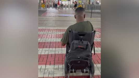 Cadeirante atravessando rua na Estação Vilarinho