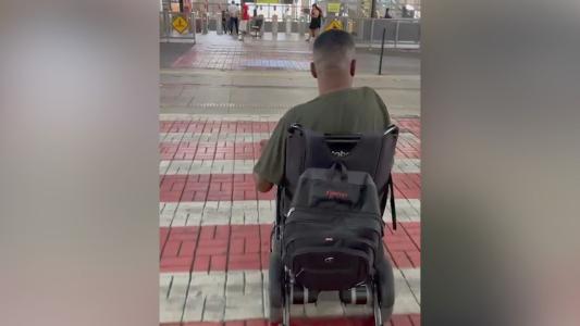 Cadeirante atravessando rua na Estação Vilarinho
