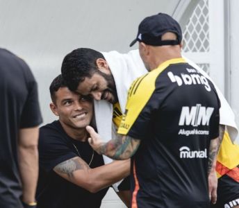 Thiago Silva e Hulk se encontram em treino do Atlético no CT do Fluminense