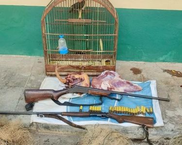 Foram apreendidos vários instrumentos de uso proibido para pesca, além armas de fogo e munições.