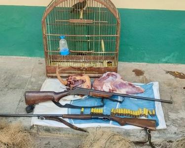 Foram apreendidos vários instrumentos de uso proibido para pesca, além armas de fogo e munições.
