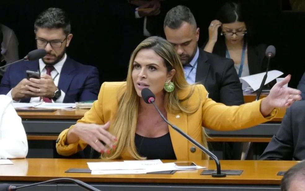 Deputados pedem desculpas pelas redes sociais após voto a favor da PEC da Blindagem