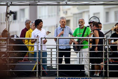 Djavan, Chico, Gil e Caetano cantam juntos antes de ato contra PEC da Blindagem no Rio