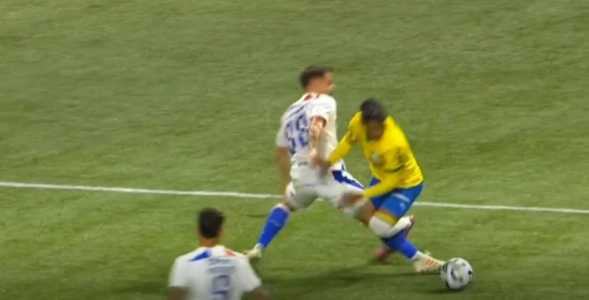 Árbitro marcou pênalti de Lucas Sasha em Facundo Torres
